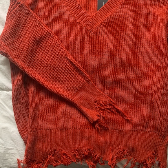 V neck sweater with fringed ends - Picture 2 of 5